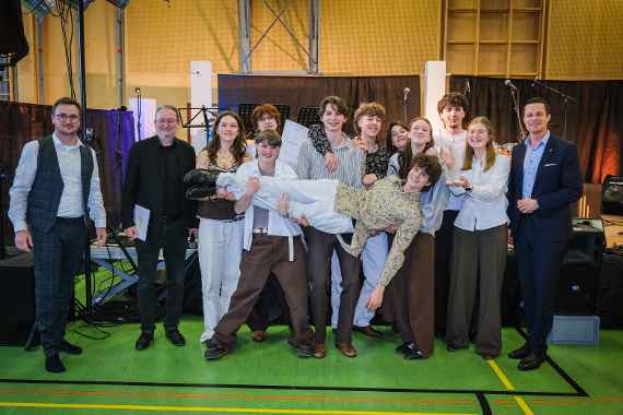 Die Stageband des BORG Krems mit Bildungsdirektor Karl Fritthum, Fachinspektor Andreas Gruber und Bandleiter Tobias Wagesreiter