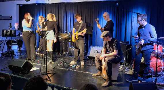 Die Schulband der BAfEP/BASOP St. Pölten beim Preisträgerkonzert