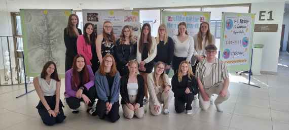 3. Preis, 4. Klasse STC, 2. Klasse VA & 1. Klasse VERS der LBS Schrems, Die menschenrechtliche Situation an unserer Schule