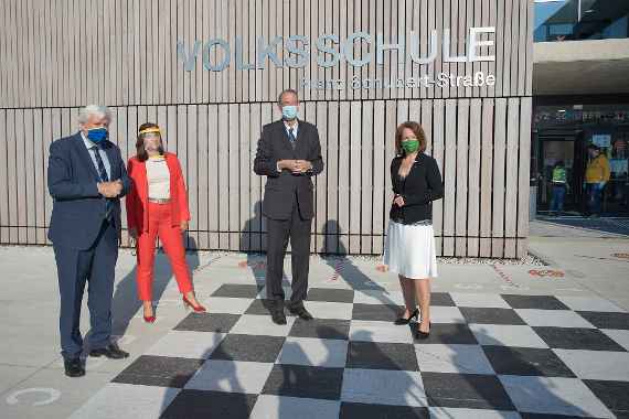 Foto (v.l.n.r.): Bildungsdirektor Johann Heuras, Volksschul-Direktorin Margot Baier, Bildungsminister Heinz Faßmann und Bildungs-Landesrätin Christiane Teschl-Hofmeister beim Schulstart vor der Volksschule in Brunn/Gebirge 