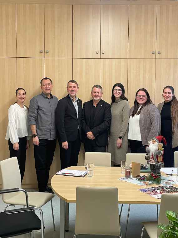v.l.n.r_Anna Ragossnig, Verwaltungsdirektor Hans-Jürgen Fürster, Direktor Alexander Kucera, Prüfer Christian Pladerer, Stephanie Pürbauer, Laura Colazzo, Melanie Halwachs